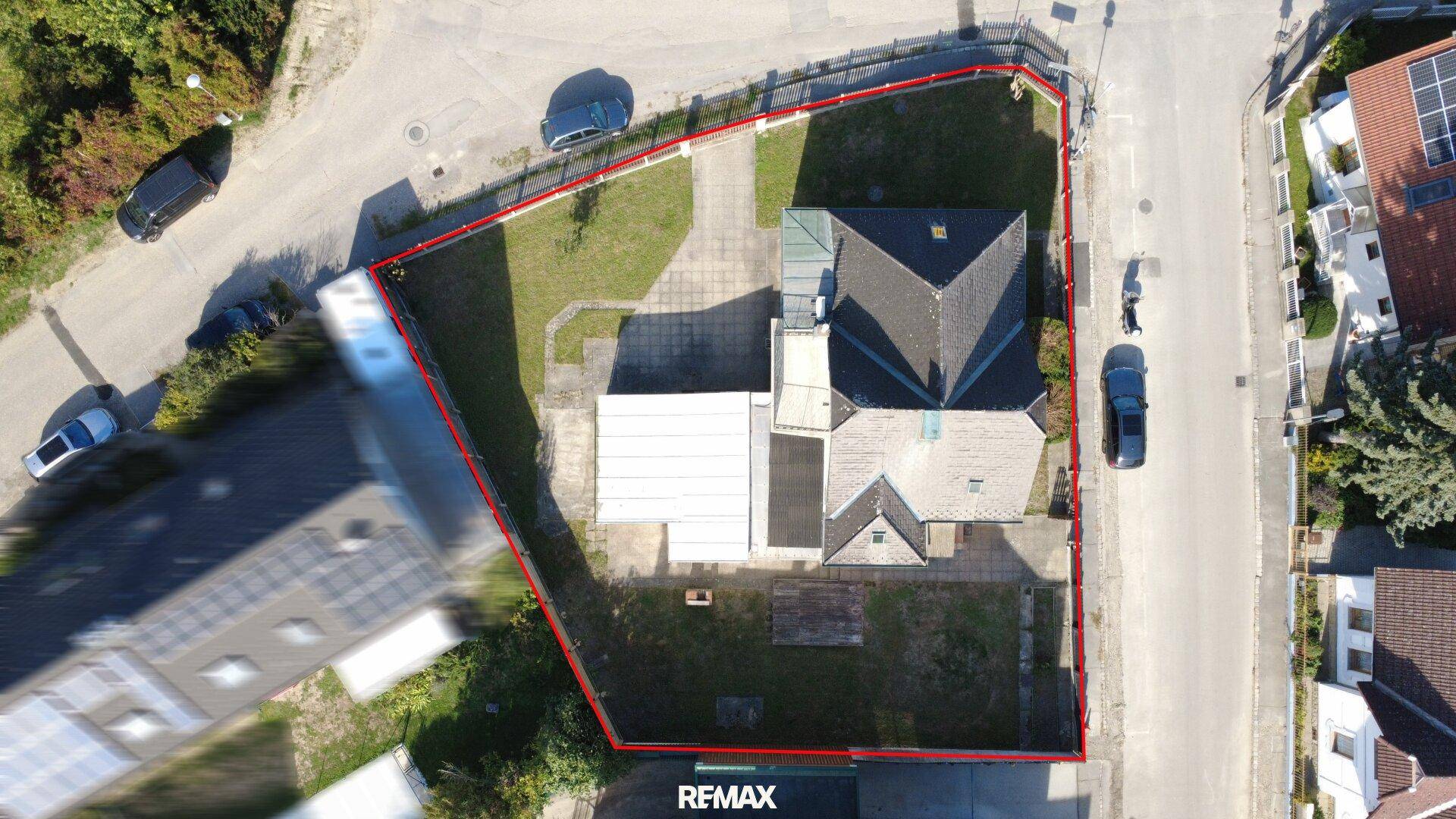 Draufsicht des Grundstücks mit roter Umrandung, zeigt das Haus und den Gartenbereich.