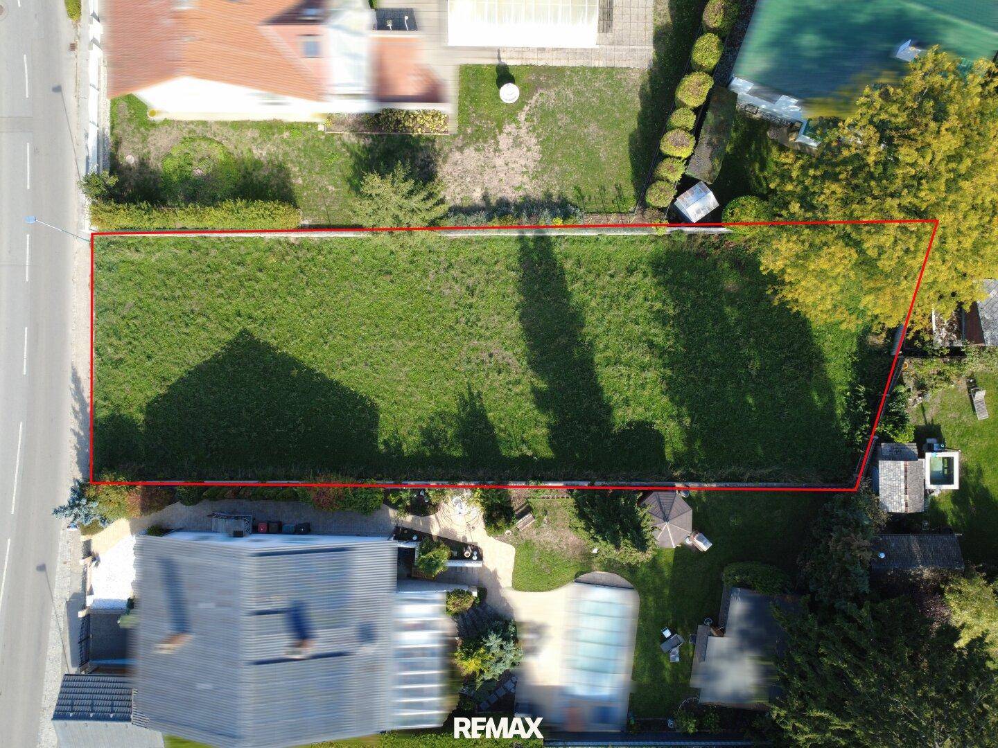 Draufsicht auf das rechteckige Grundstück, umgeben von weiteren Wohnhäusern und Gärten.