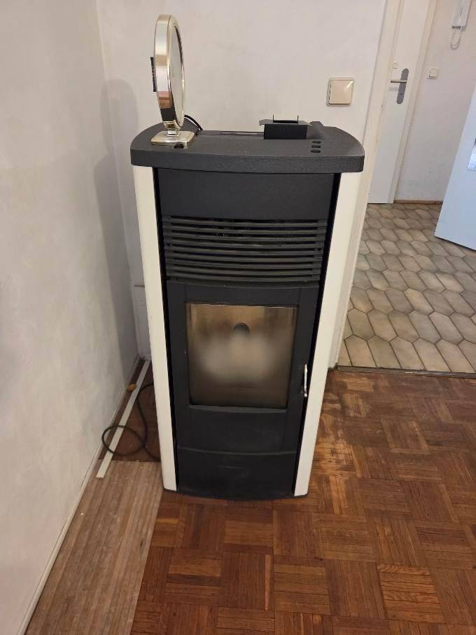Moderner Pelletofen in einem Zimmer mit Parkettboden, der für wohlige Wärme sorgt.