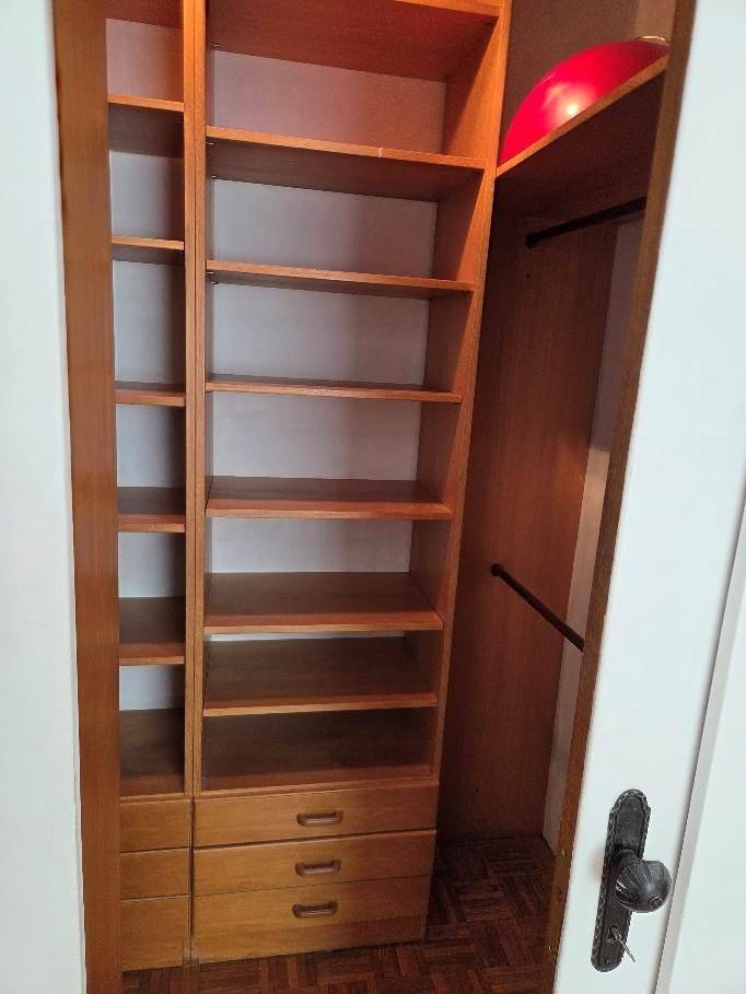 Eingebaute Holzregale mit Schubladen, ideal für Stauraum oder einen begehbaren Kleiderschrank.
