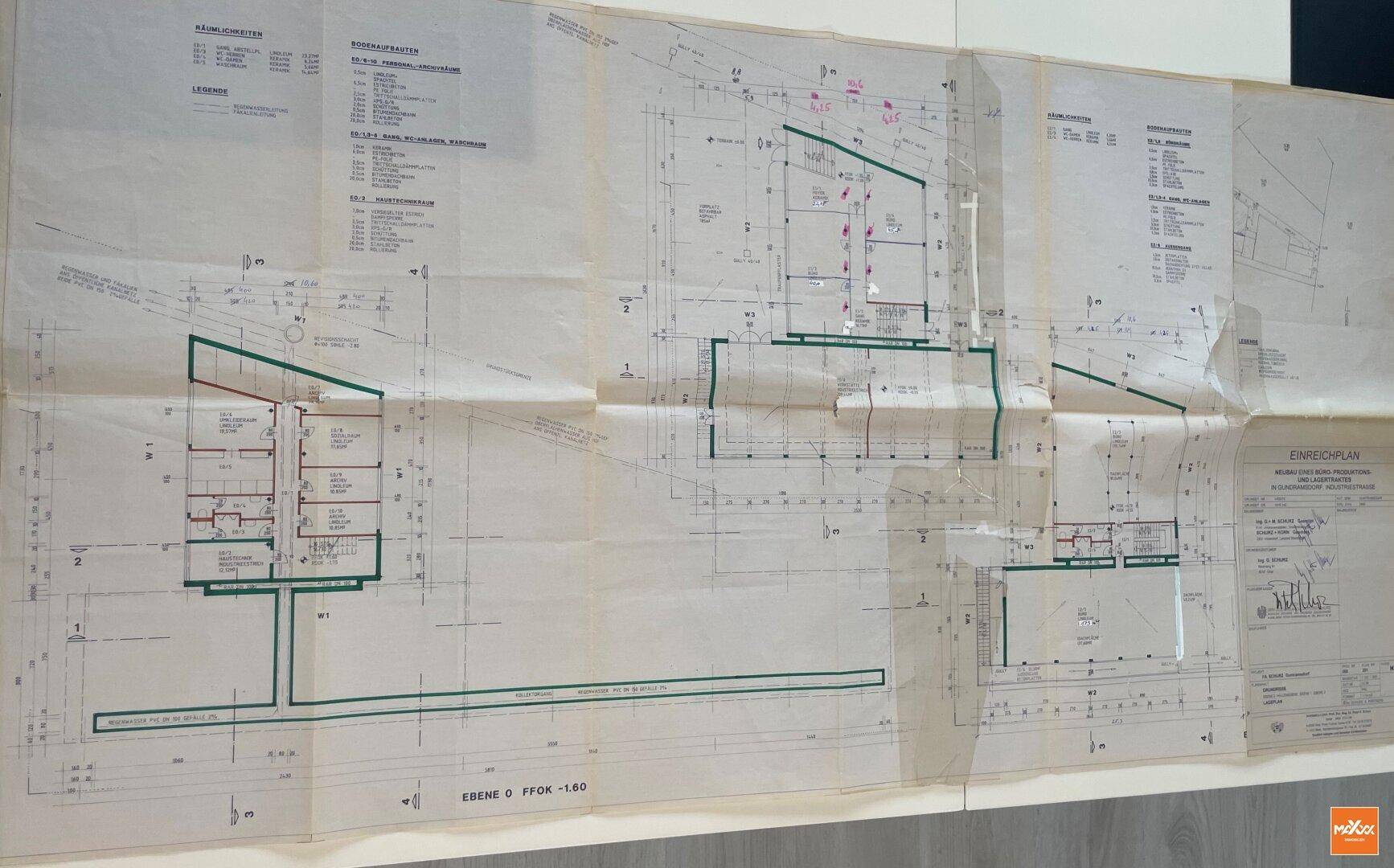 Detaillierter architektonischer Grundrissplan mit verschiedenen Ebenen und technischen Spezifikationen.