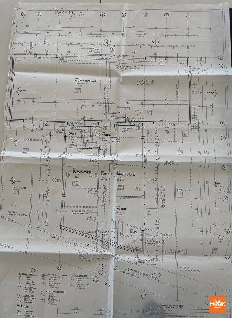 Technischer Grundrissplan mit detaillierten Raumaufteilungen und Maßangaben für das Gebäude.
