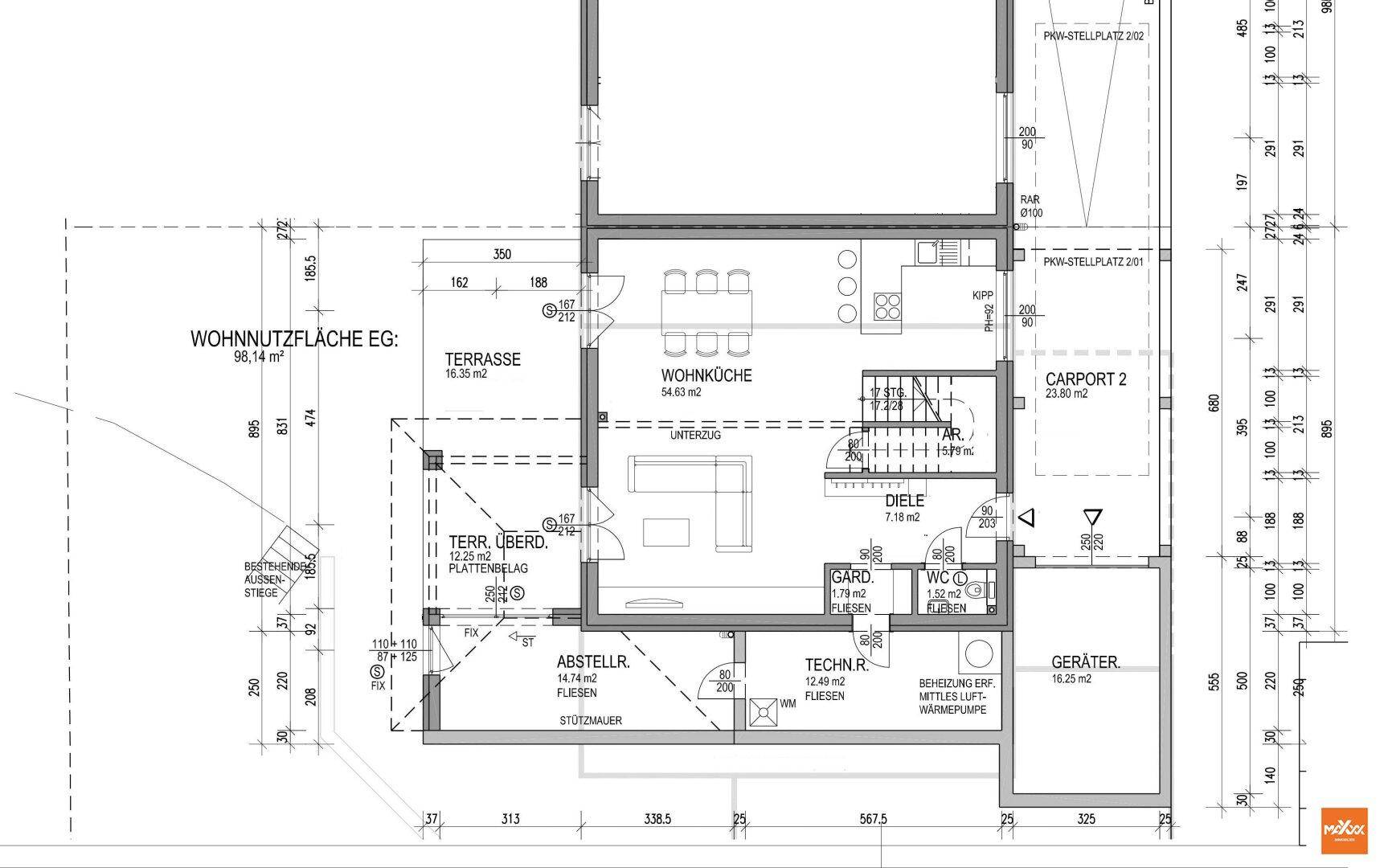Grundriss des Erdgeschosses mit Wohnküche, Terrasse und Technikraum.