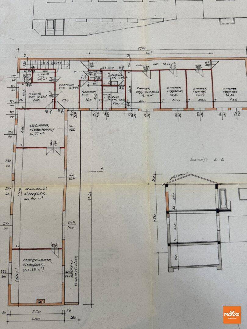 Grundriss einer oberen Etage mit Zimmern, Korridor und einem Schnitt durch das Gebäude.