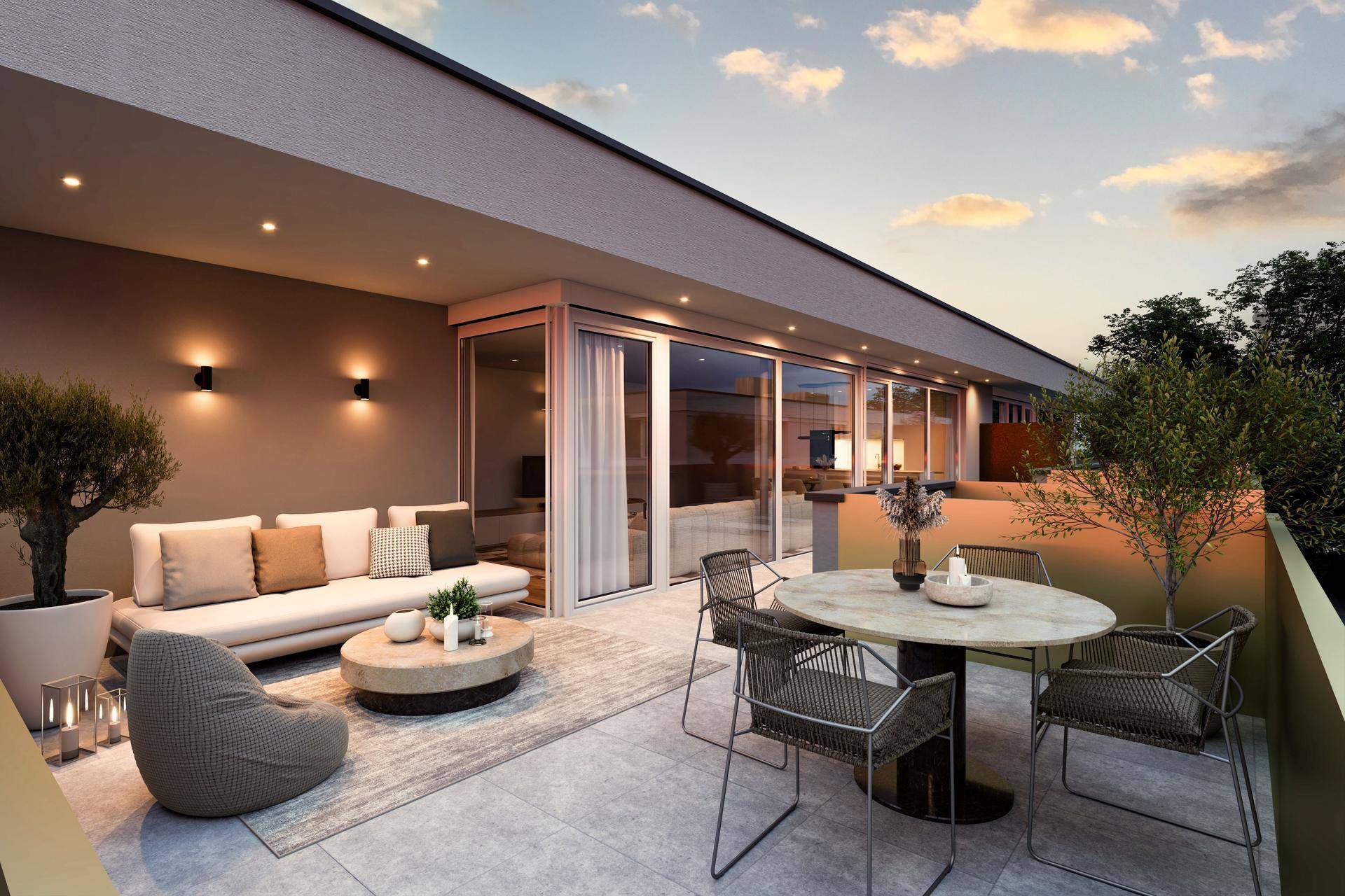 Geräumige Terrasse mit gemütlicher Lounge-Ecke und Essbereich, ideal für entspannte Abende im Freien.