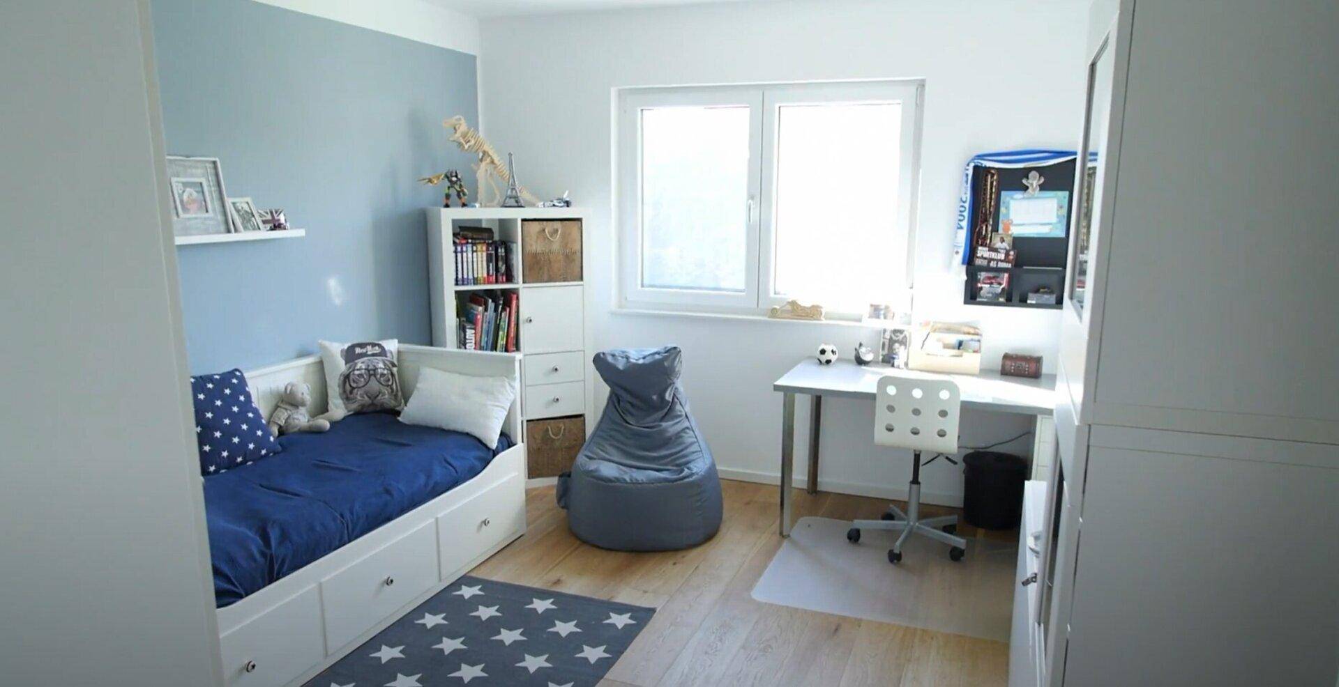 Kinderzimmer mit Bett, Schreibtisch und hellem Holzboden, ideal zum Spielen und Lernen.