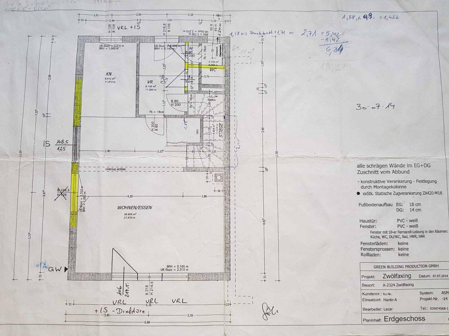 Detaillierter Grundriss des Erdgeschosses mit Wohn- und Essbereich sowie weiteren Räumen.