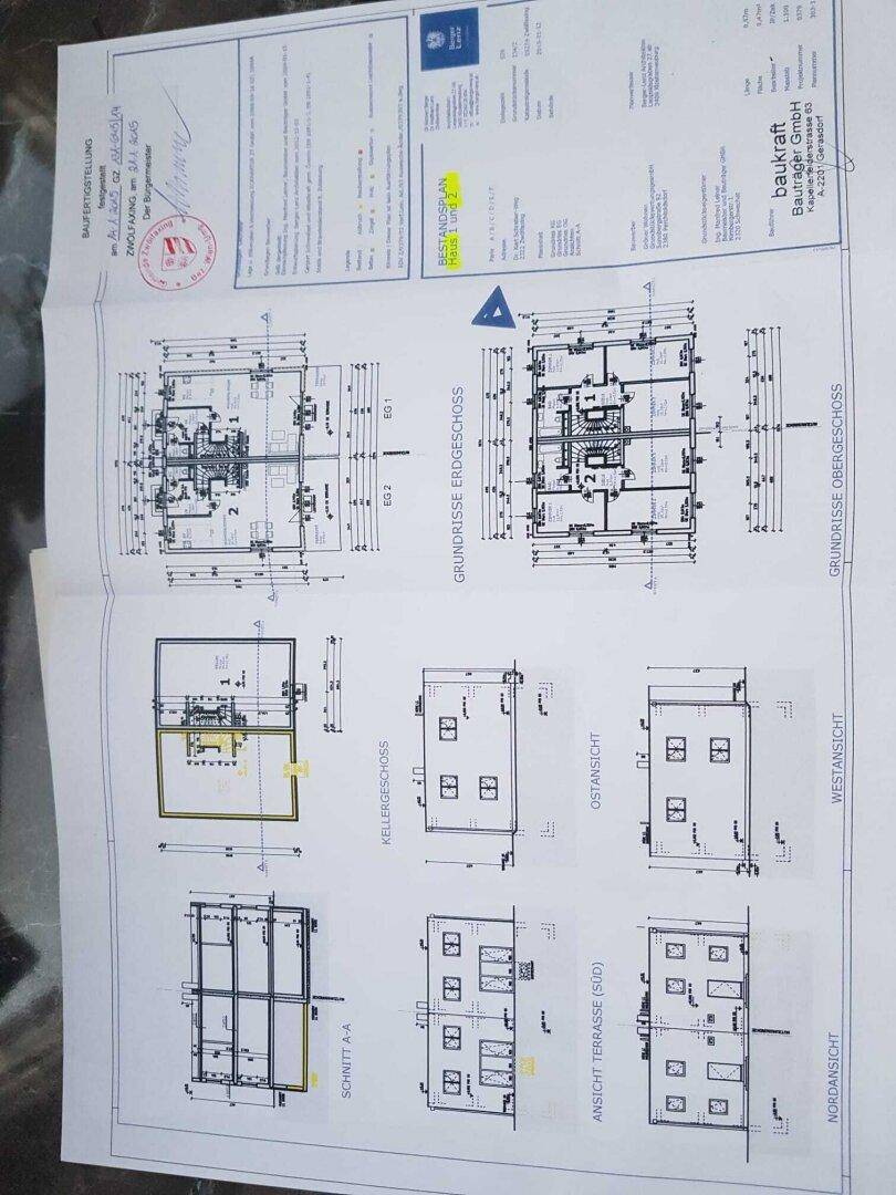 Übersichtliche Darstellung verschiedener Grundrisse und Ansichten des Gebäudes.