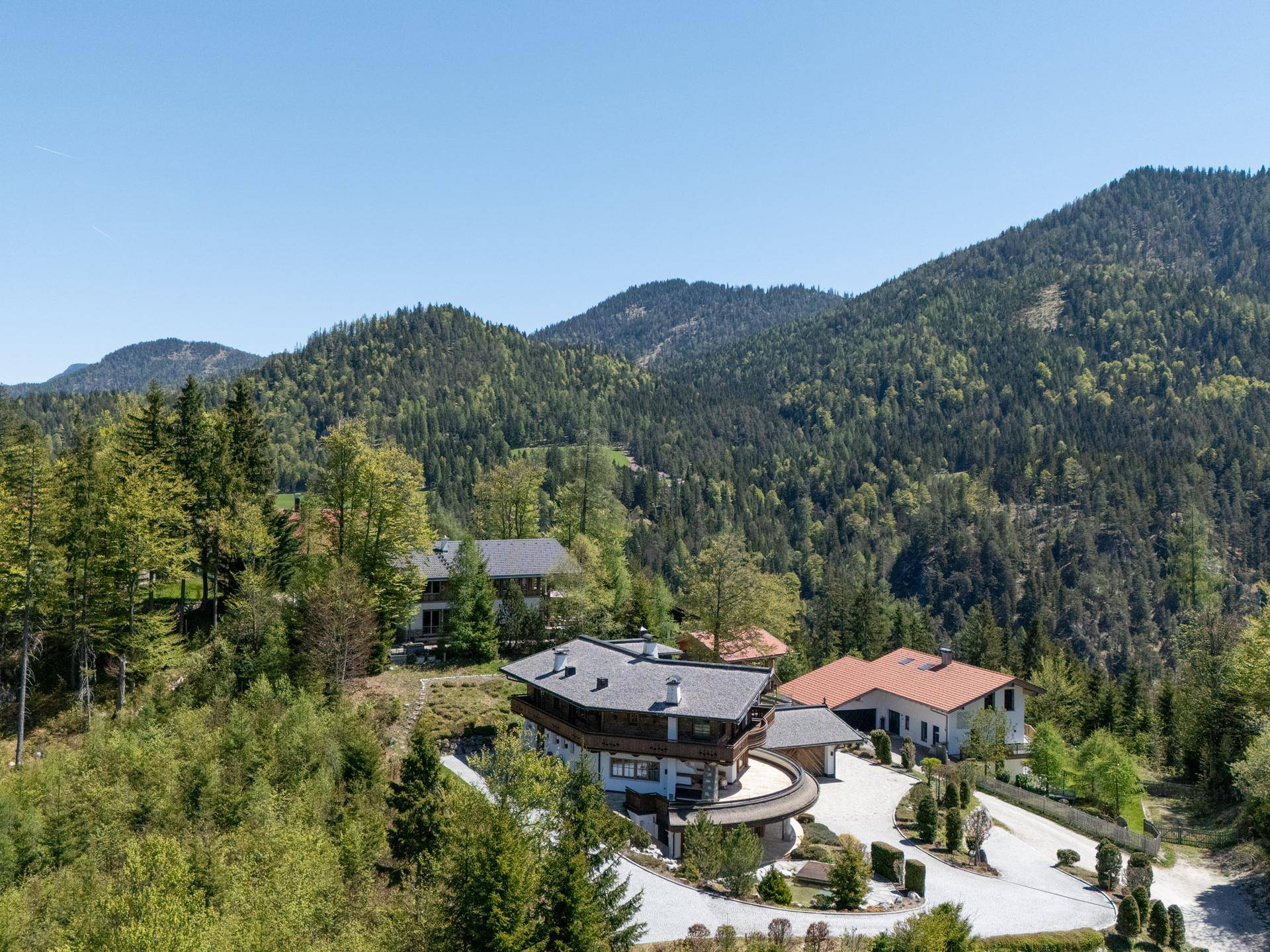 Panoramablick auf das Anwesen, eingebettet in die grüne Berglandschaft.