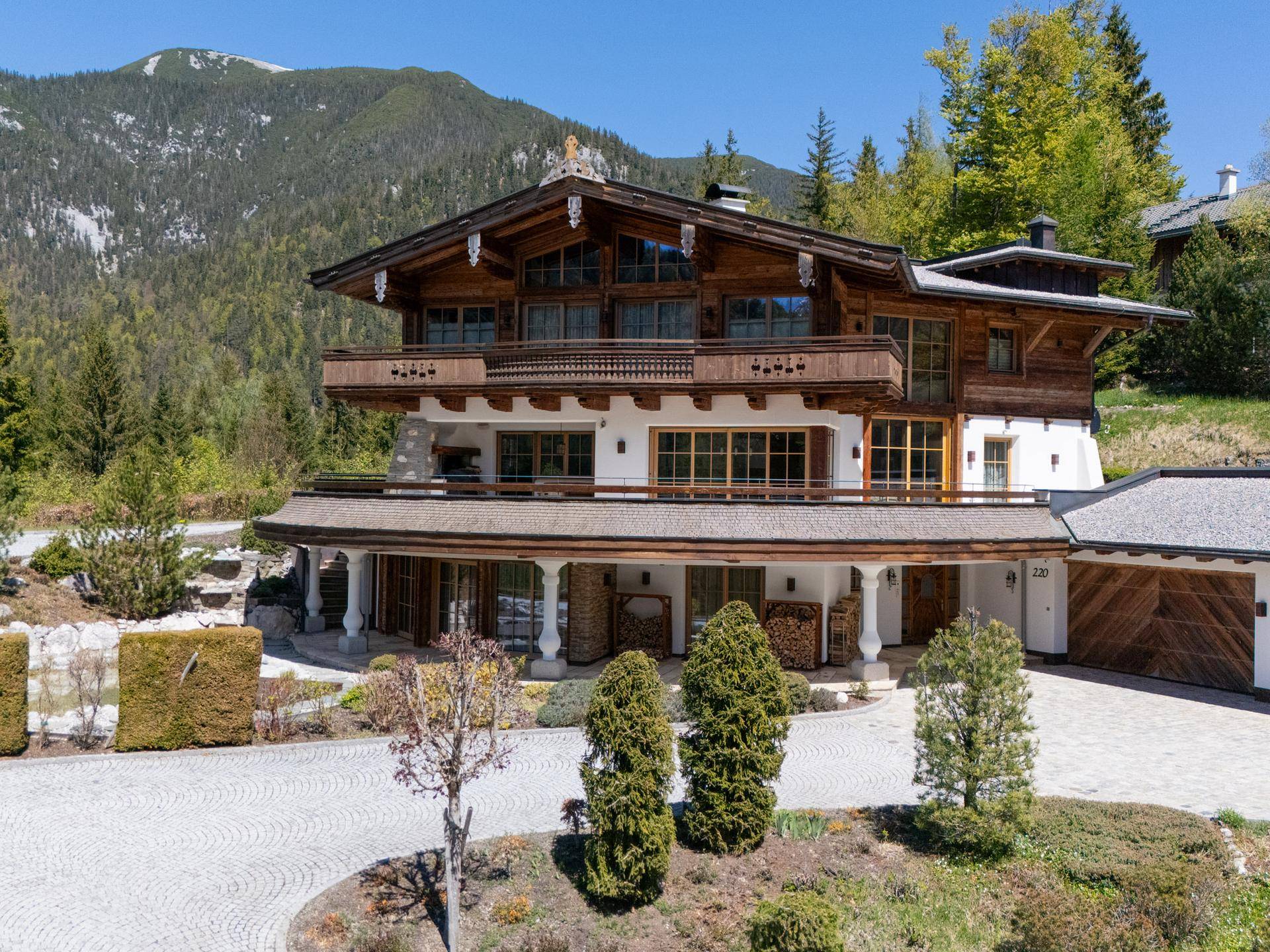 Beeindruckendes Chalet mit traditioneller Holzfassade und gepflegter Außenanlage.