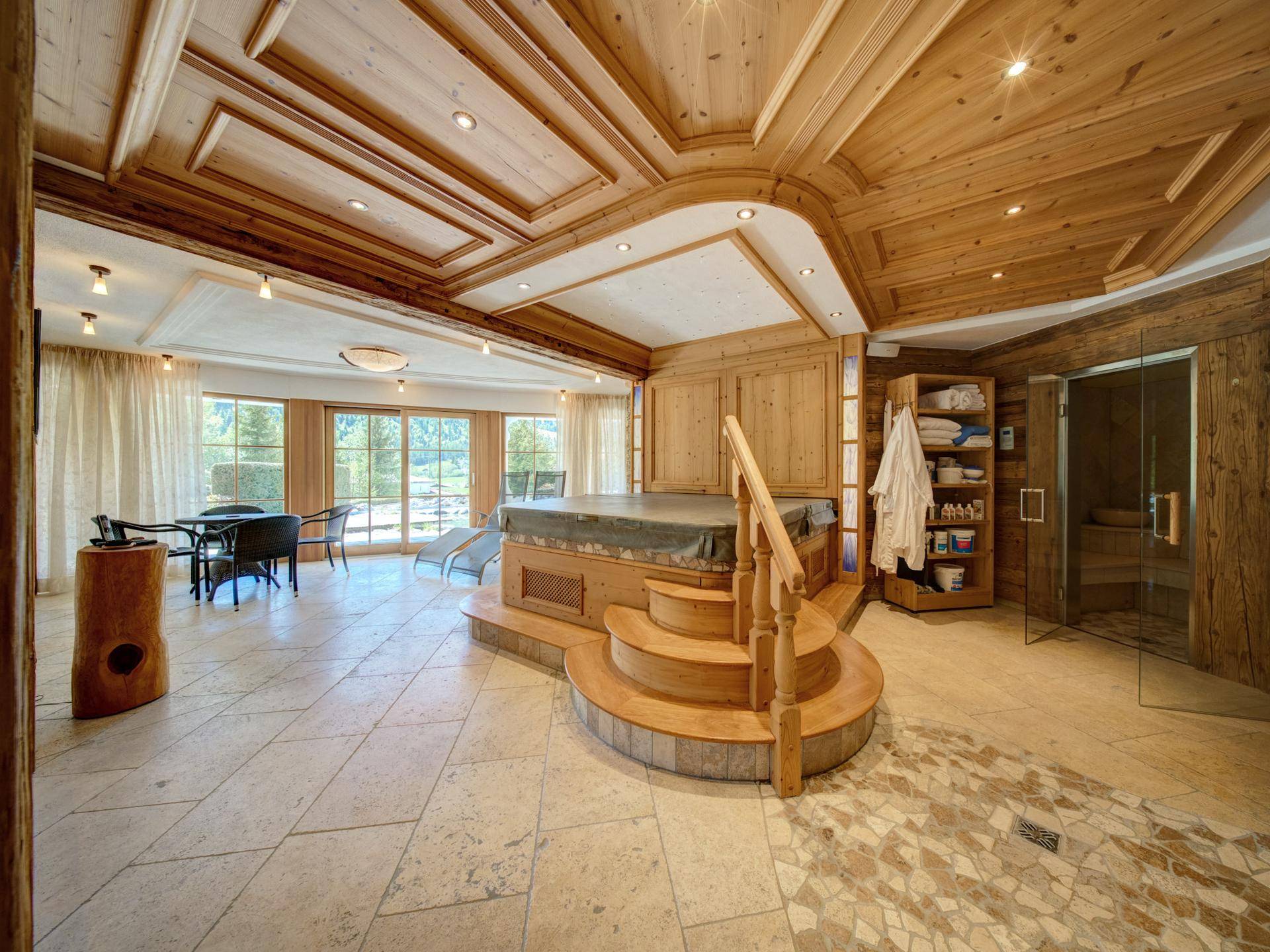 Exklusiver Wellnessbereich mit Whirlpool, Sauna und Zugang zum Außenbereich.