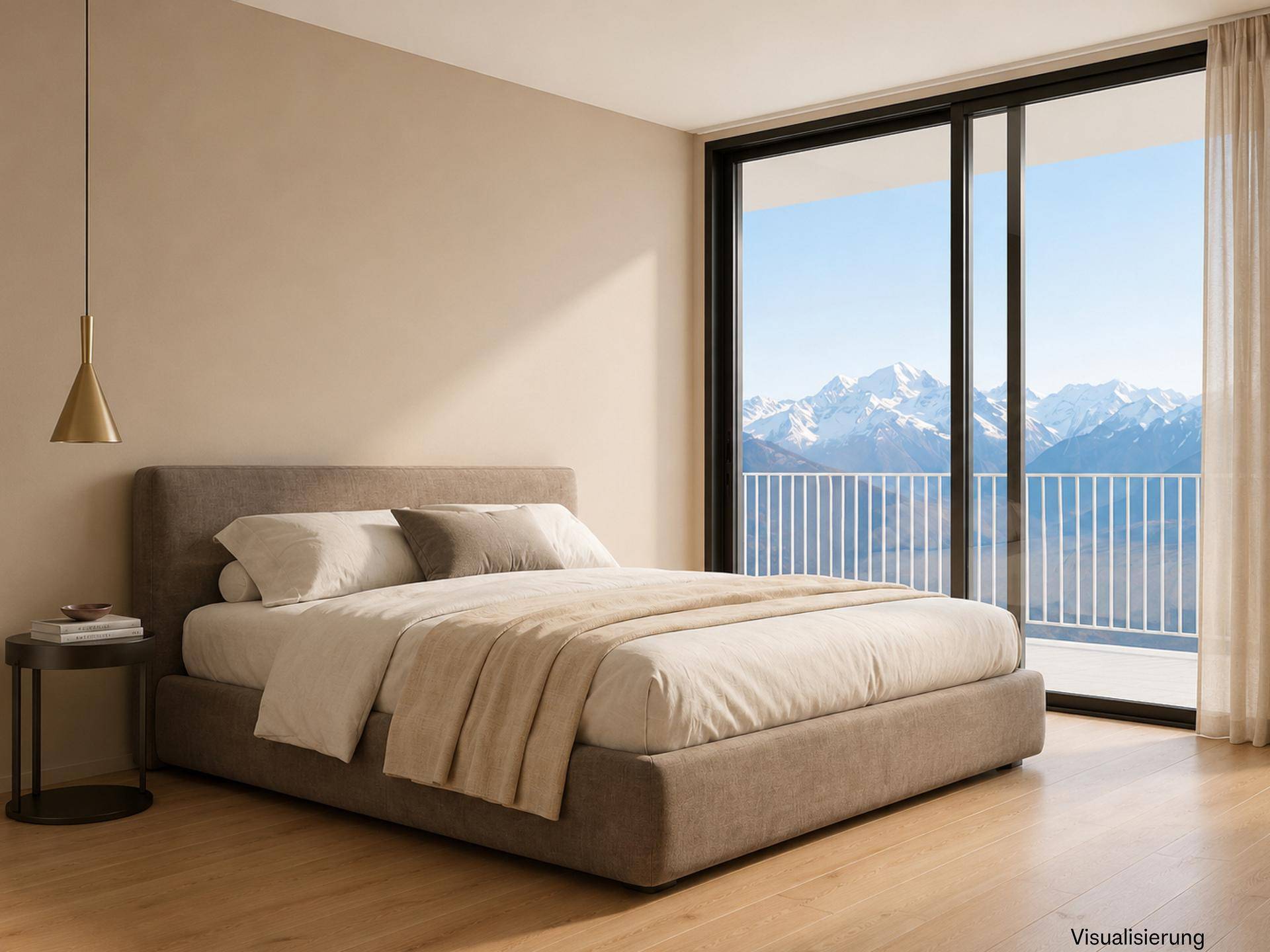 Helles Schlafzimmer mit großem Bett, Holzboden und Schiebetür zum Balkon mit Bergblick.