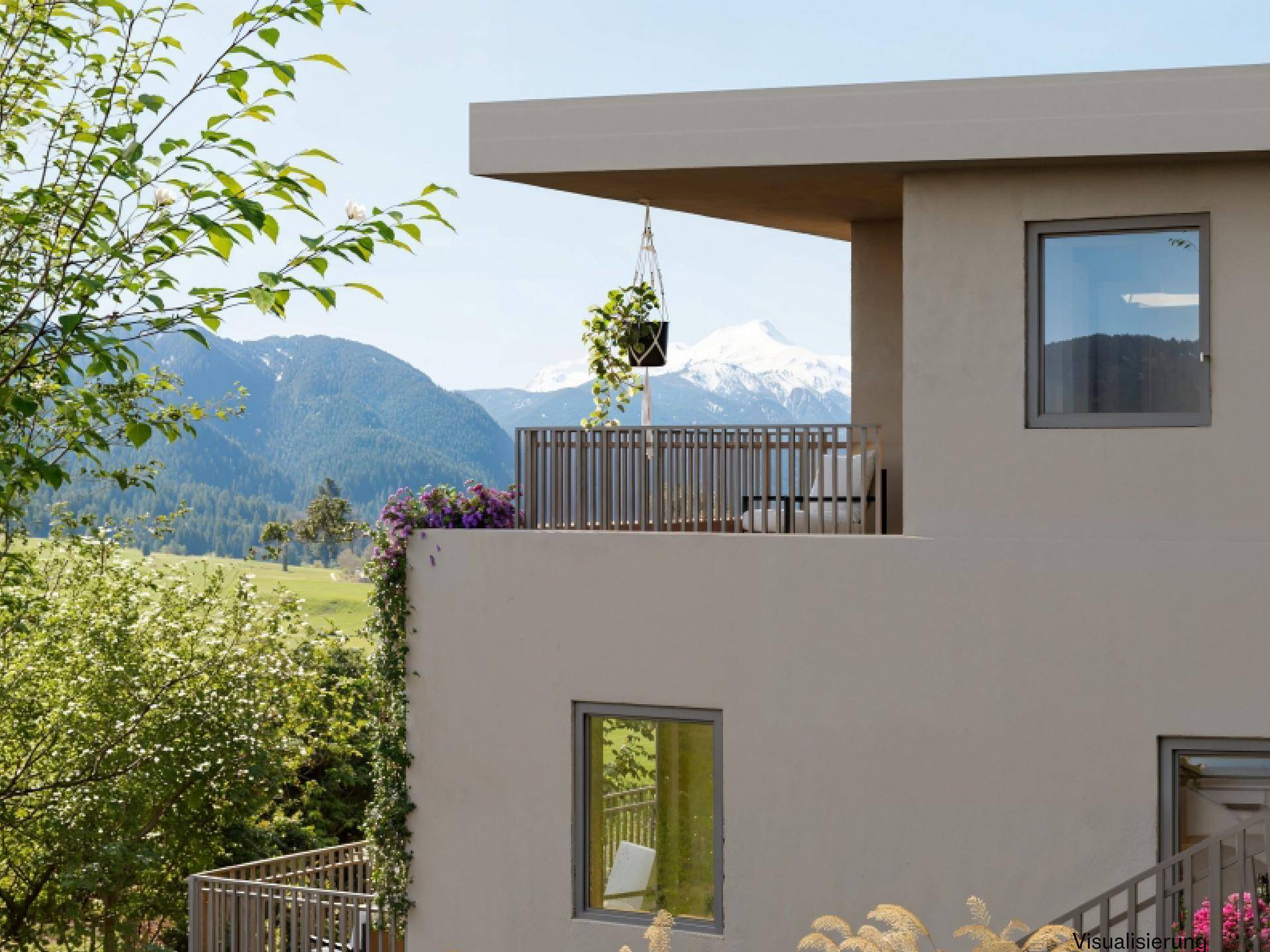 Balkon eines modernen Gebäudes mit Holzelementen und Panoramablick auf die Berge und Natur.