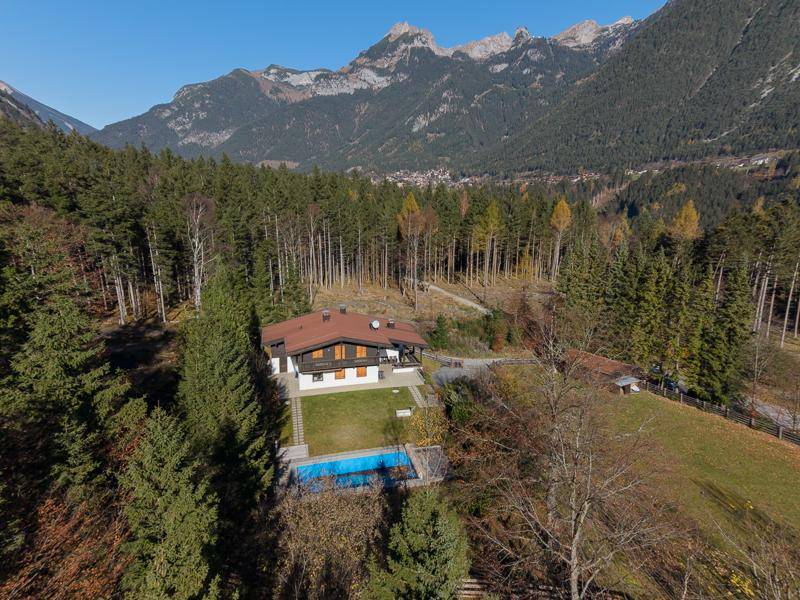 Großzügiges Anwesen mit Einfamilienhaus, Garten, Pool und beeindruckendem Bergblick.