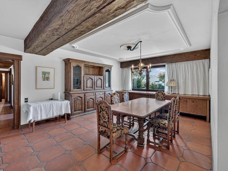Traditioneller Essbereich mit Terrakottaboden, rustikalen Holzmöbeln und dekorativer Decke.