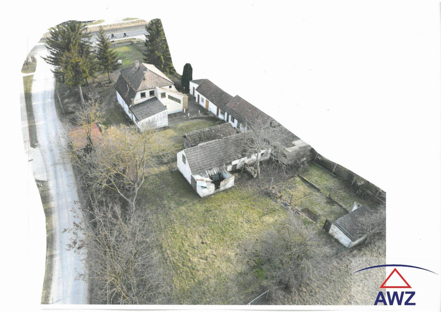 Luftaufnahme des Anwesens mit Haupthaus, Nebengebäuden und weitläufigem Grundstück.