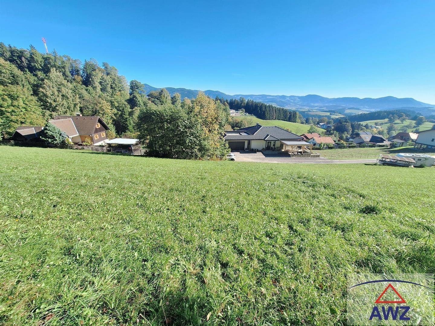 Modernes Einfamilienhaus in idyllischer Lage mit weitem Blick auf die umliegende Berglandschaft.