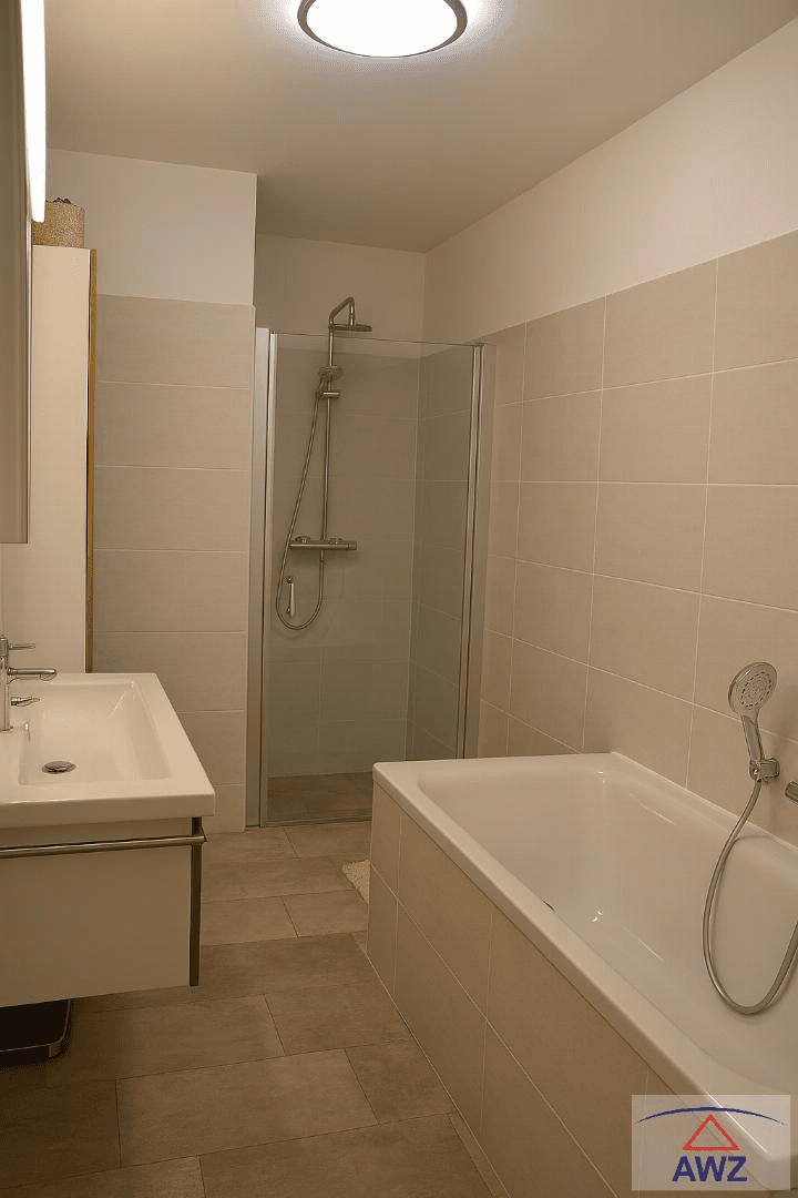 Modernes Badezimmer mit Badewanne, Duschkabine und beigefarbenen Fliesen.