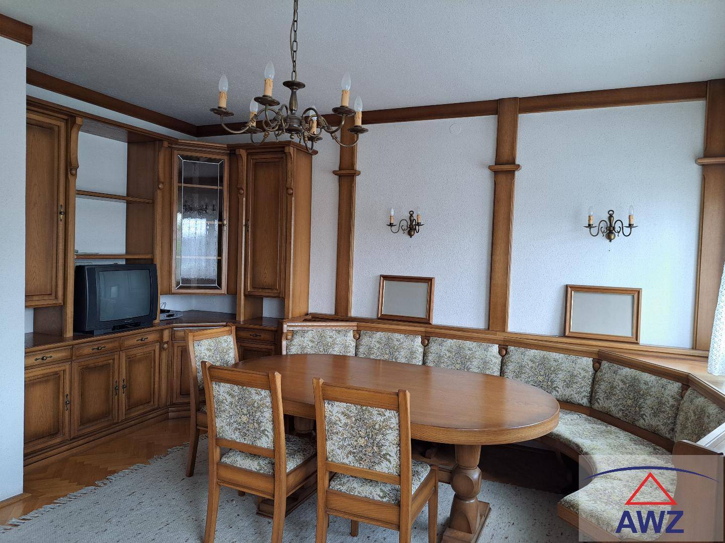 Traditionelles Esszimmer mit massiven Holzmöbeln, ovalem Tisch und gepolsterter Eckbank.