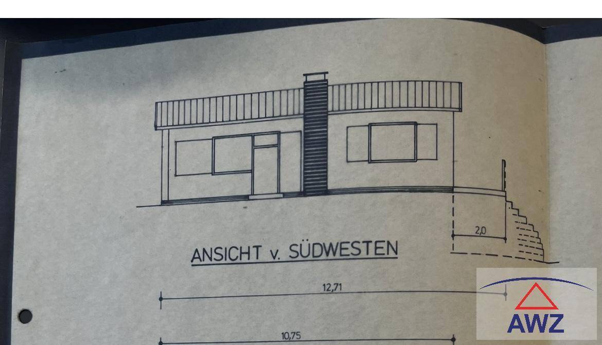Architektonische Zeichnung der Südwestansicht eines modernen Gebäudes mit Flachdach und großen Fenstern.