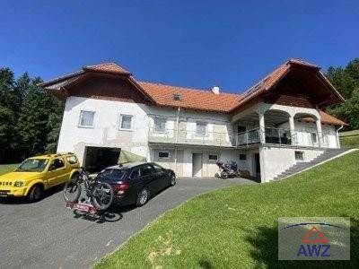 Ansicht des Hauses von der Auffahrt mit traditionellem Ziegeldach und umgebender Natur.
