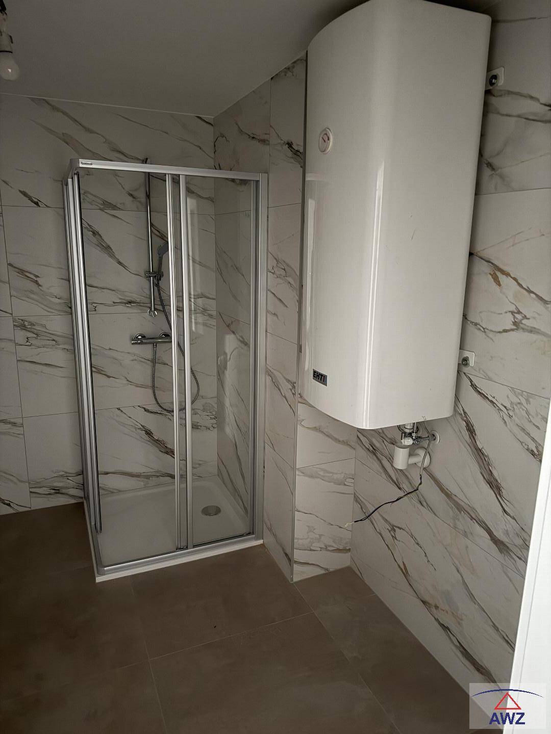 Badezimmer mit Duschkabine, Warmwasserboiler und stilvollen Marmoroptik-Fliesen.