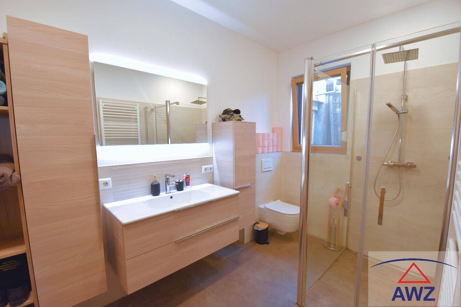 Modernes Badezimmer mit begehbarer Dusche, Einzelwaschbecken und Fenster für Tageslicht.