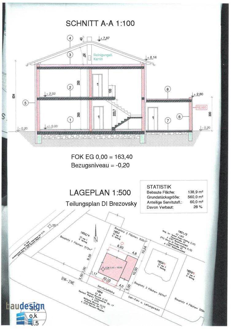 Schnittansicht des Gebäudes und Lageplan des Grundstücks mit Bebauung und Maßen.