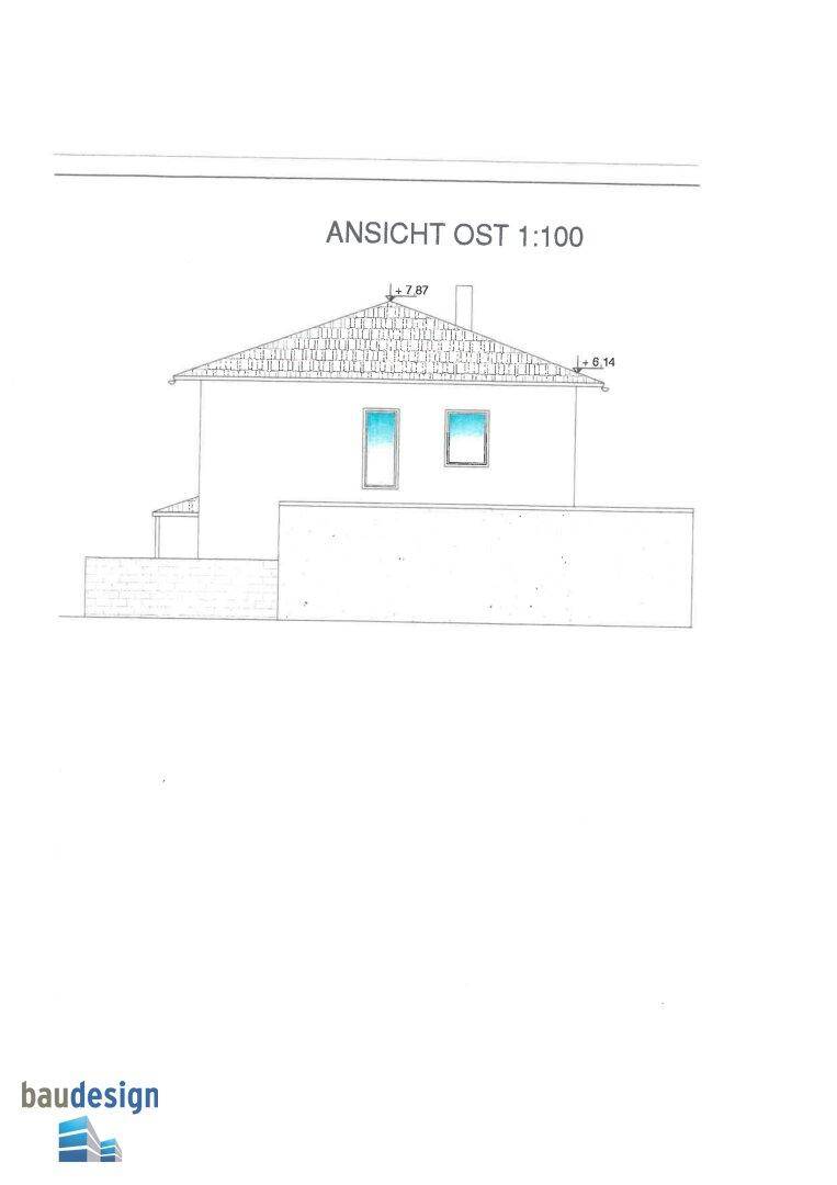 Ostansicht des Hauses mit schlichtem Design und zwei Fenstern an der Seitenfassade.
