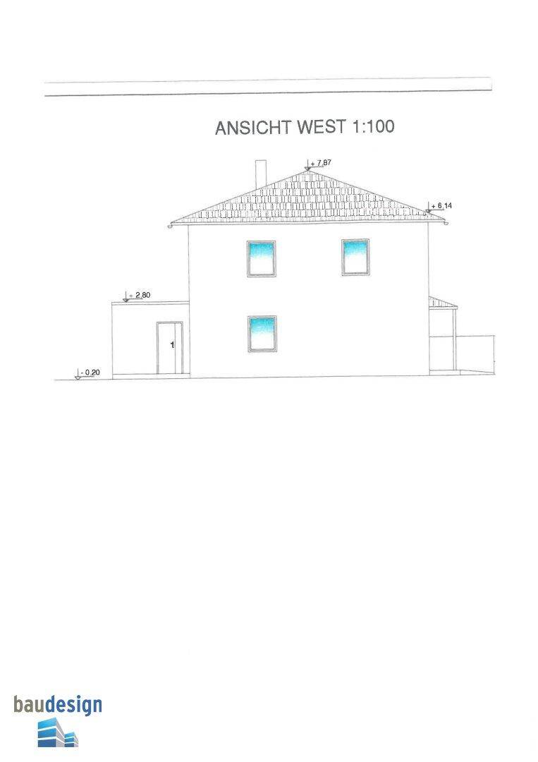 Westansicht des Hauses mit seitlichem Anbau und Fenstern an der Seitenfassade.