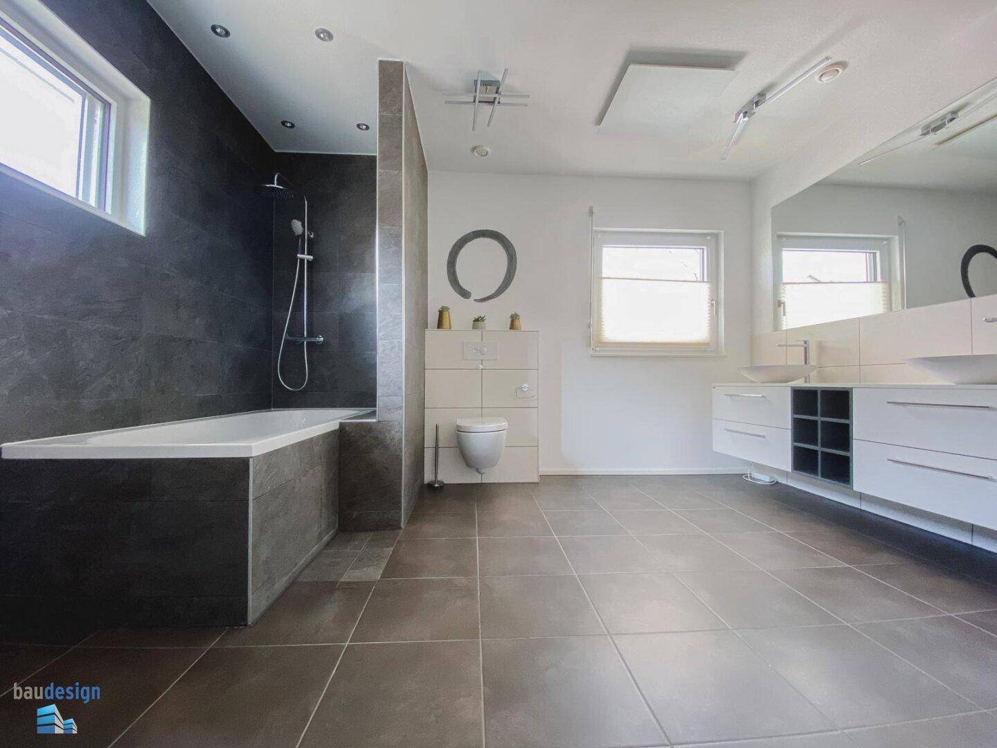Großes modernes Badezimmer mit Badewanne, Dusche und Doppelwaschbecken.