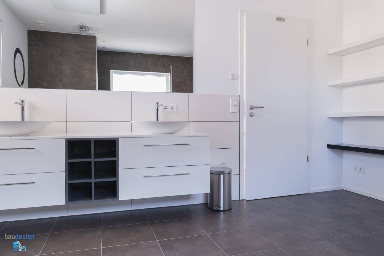 Helles Badezimmer mit Doppelwaschbecken, großem Spiegel und modernen Armaturen.