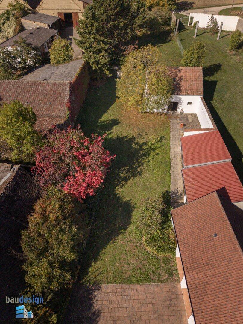Luftaufnahme des Anwesens mit großem Garten und umliegenden Gebäuden.