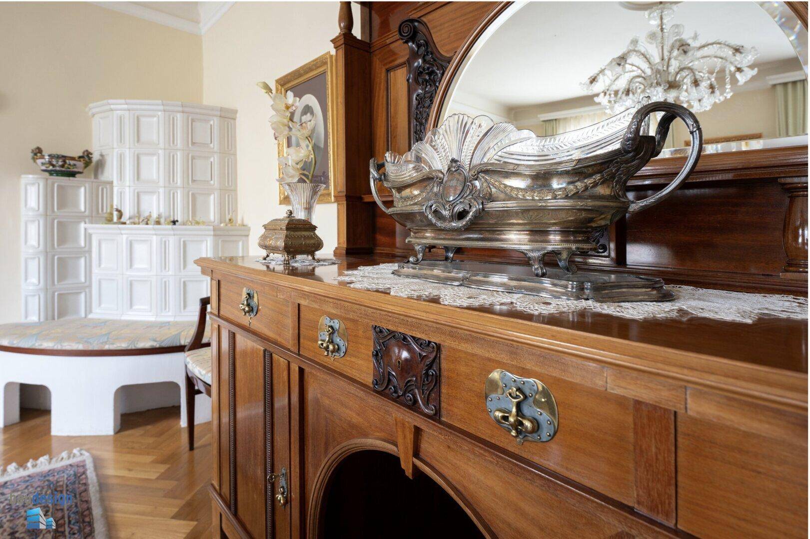 Detailansicht eines antiken Sideboards im Esszimmer mit dekorativen Elementen.