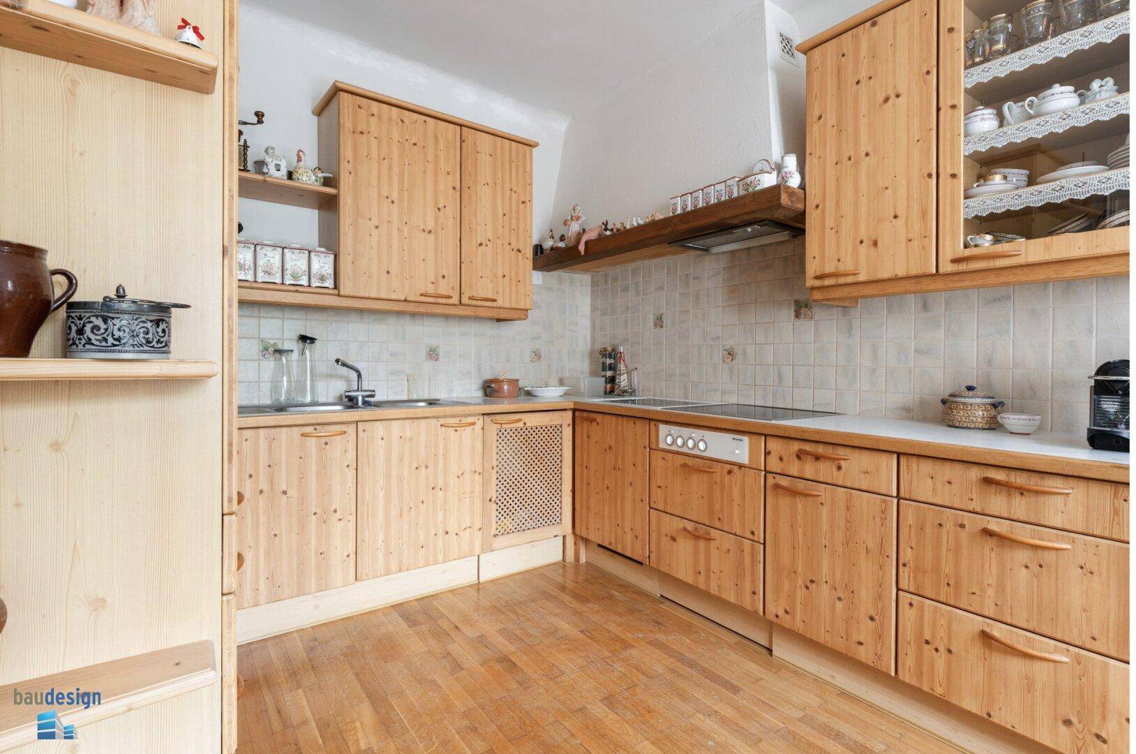 Rustikale Holzküche mit Einbauschränken, Holzfußboden und traditionellen Details.