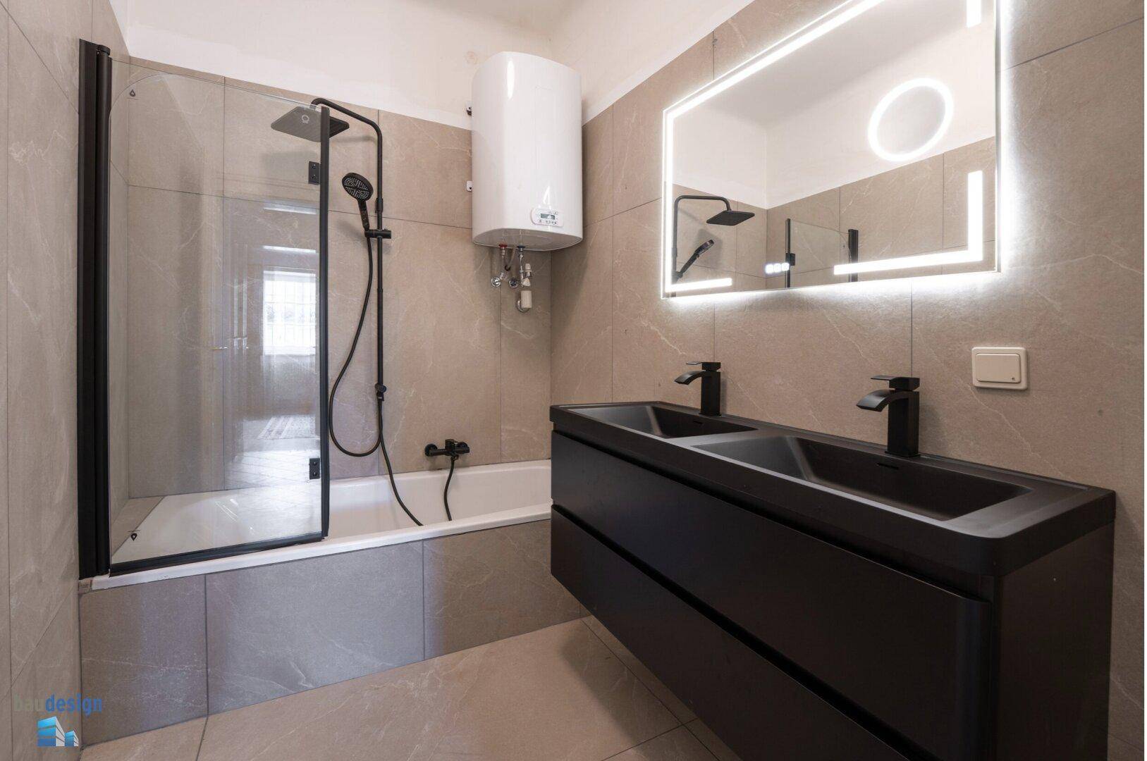 Modernes Badezimmer mit Doppelwaschbecken, Badewanne und Duschabtrennung.