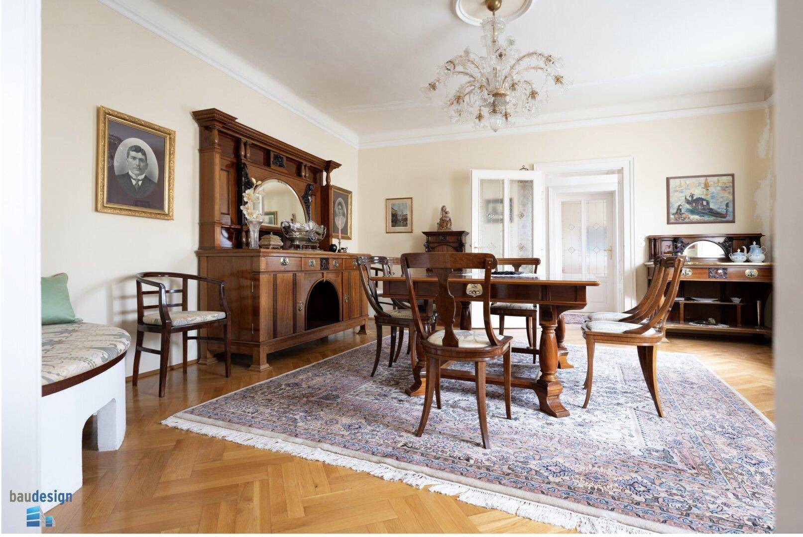 Eleganter Essbereich mit Parkettboden, Kronleuchter und antiken Holzmöbeln.