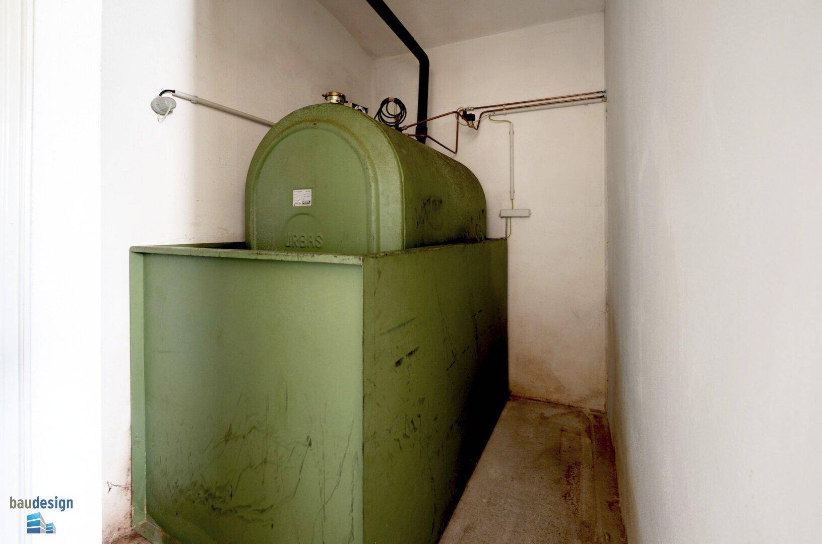Raum mit großem Öltank für die Heizungsanlage des Gebäudes.