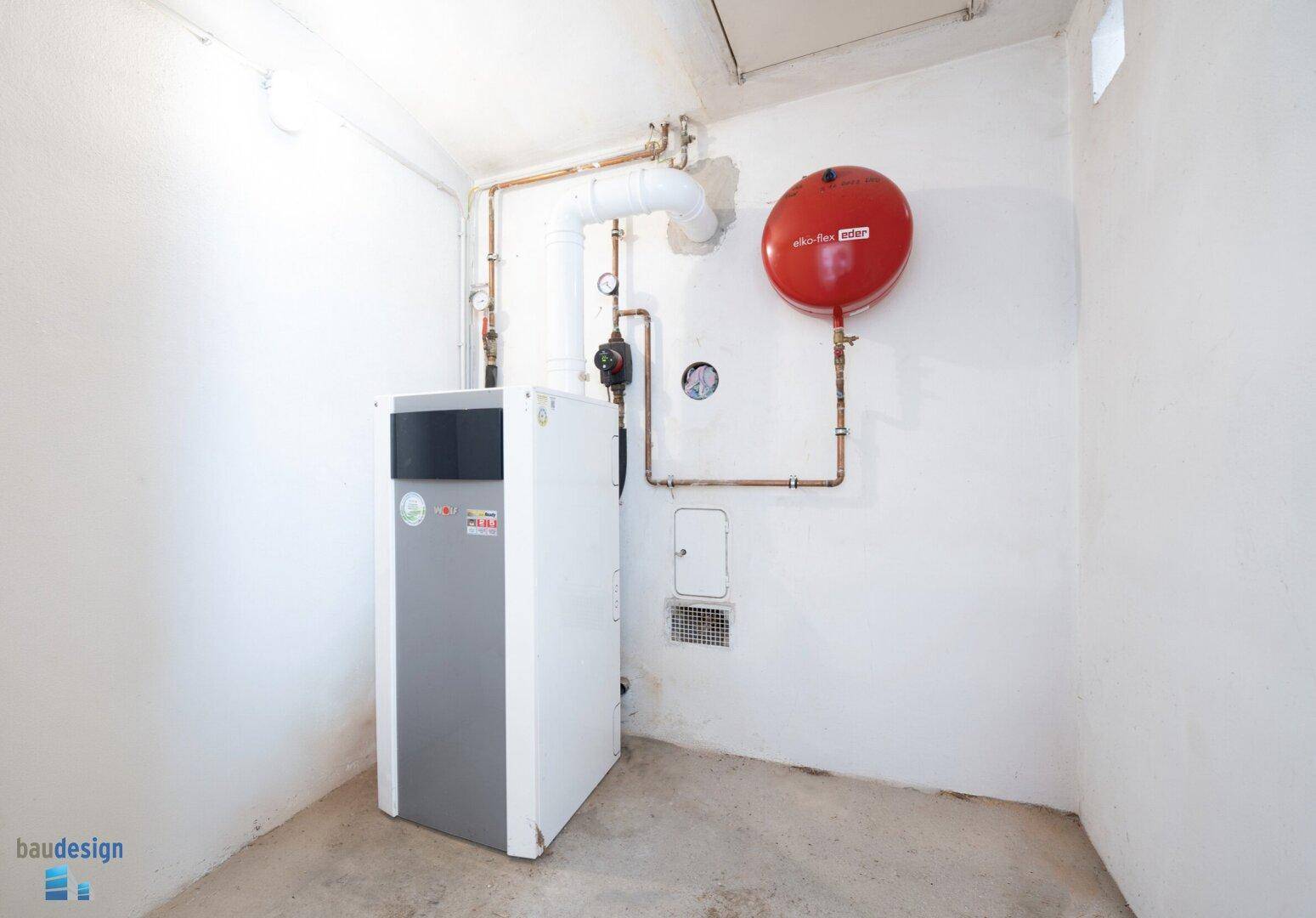 Heizungsraum mit moderner Heizungsanlage und Warmwasserspeicher.