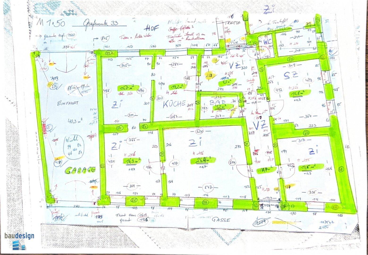 Handgezeichneter Grundriss mit markierten Bereichen und handschriftlichen Notizen.