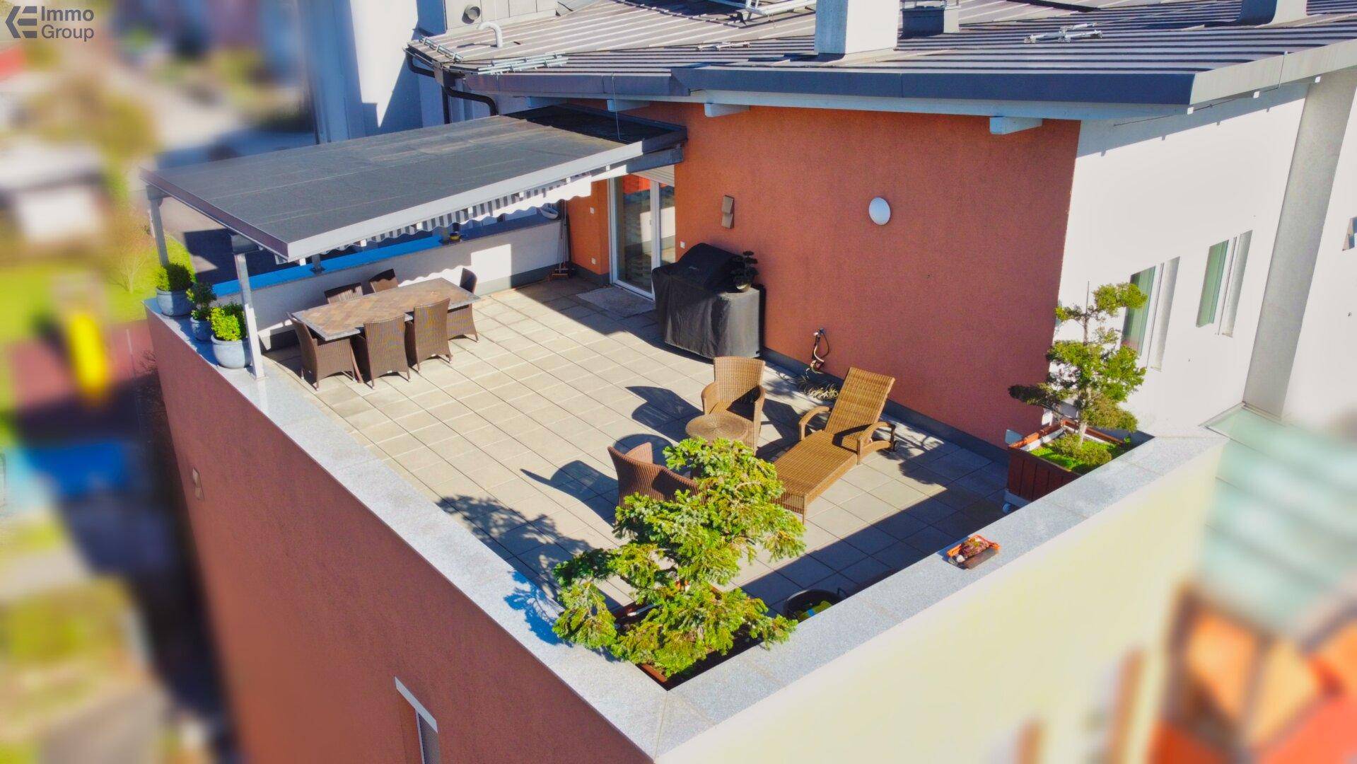 Geräumige Dachterrasse mit Essbereich, Grill und Liegestühlen für entspannte Stunden im Freien und Ausblick.