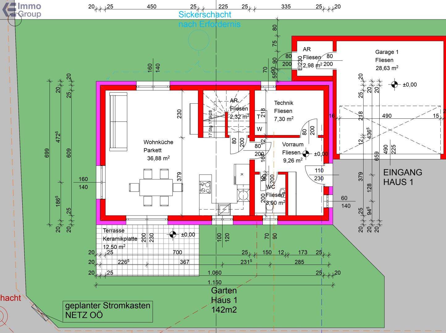 Technischer Grundriss des Erdgeschosses mit Wohnküche, Terrasse und Garage.