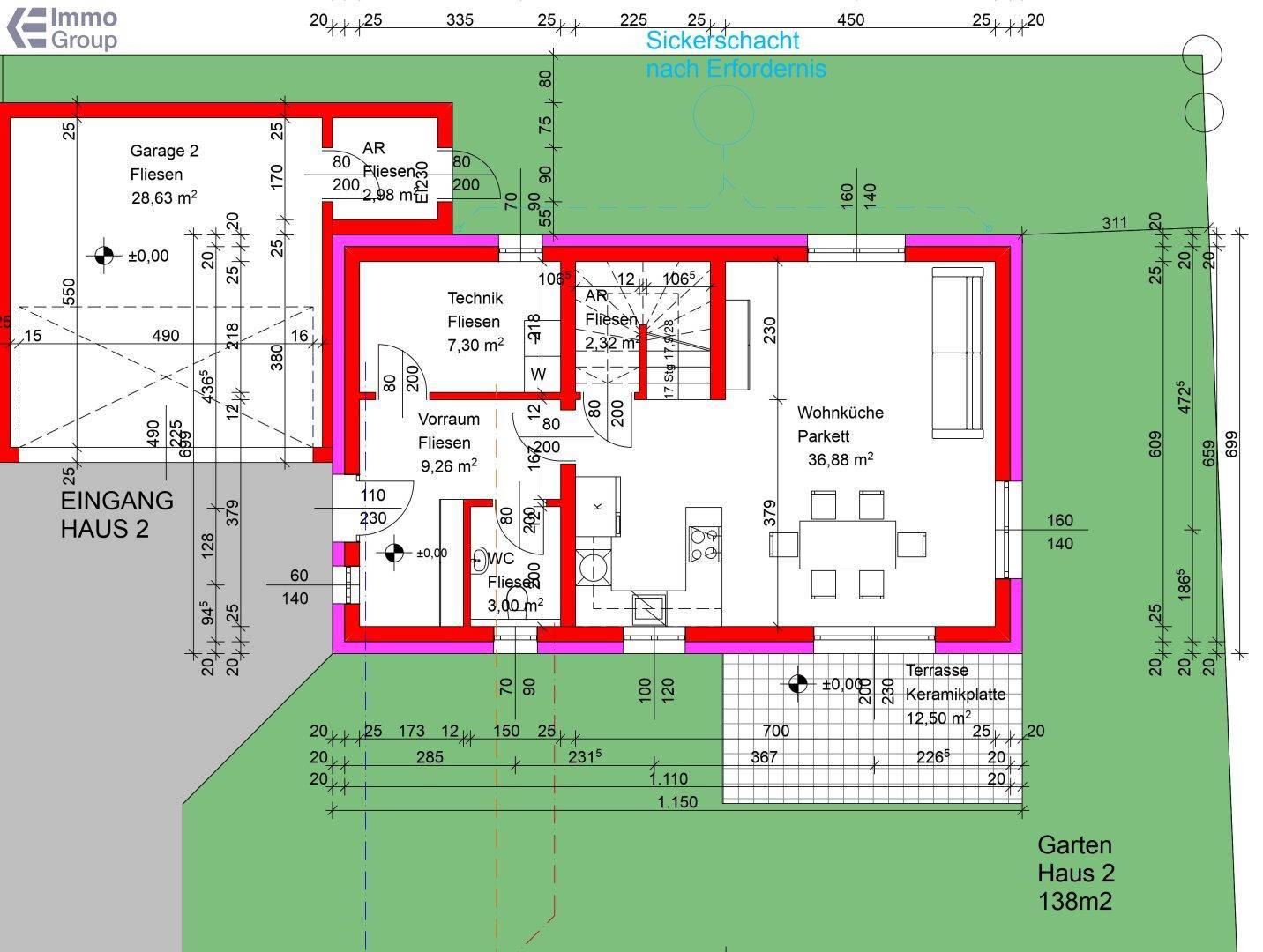 Detaillierter Grundriss des Erdgeschosses mit Wohnküche, Garage, Gäste-WC und Zugang zur Terrasse.