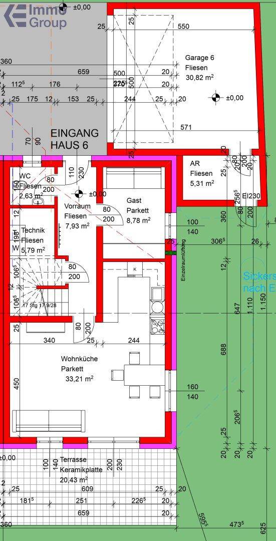 Detaillierter Grundriss des Erdgeschosses mit Wohnküche, Terrasse, Garage und Gäste-WC.