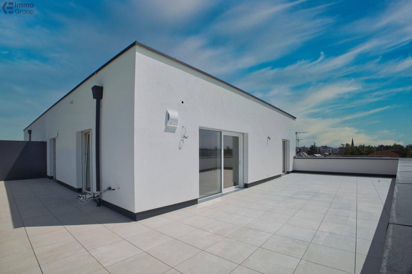 Weitläufige Dachterrasse mit Fliesenboden und viel Platz für individuelle Gestaltungsmöglichkeiten.