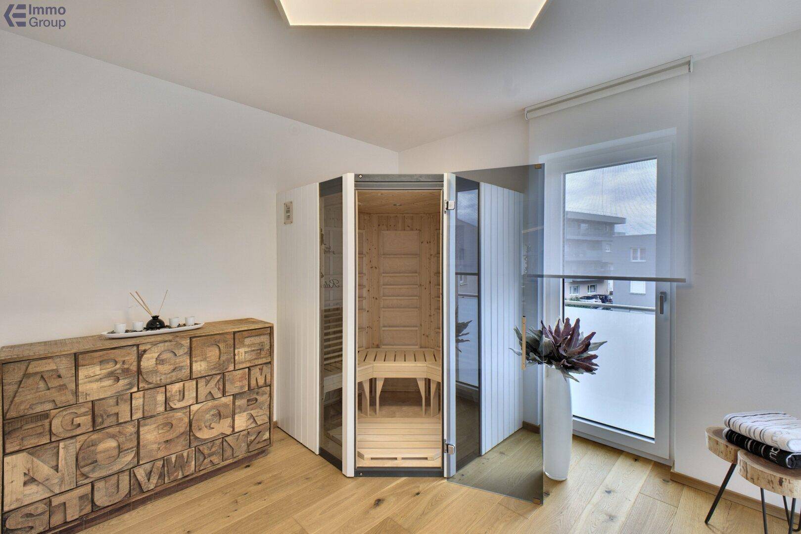 Privater Wellnessbereich mit moderner Sauna und Zugang zum Außenbereich.