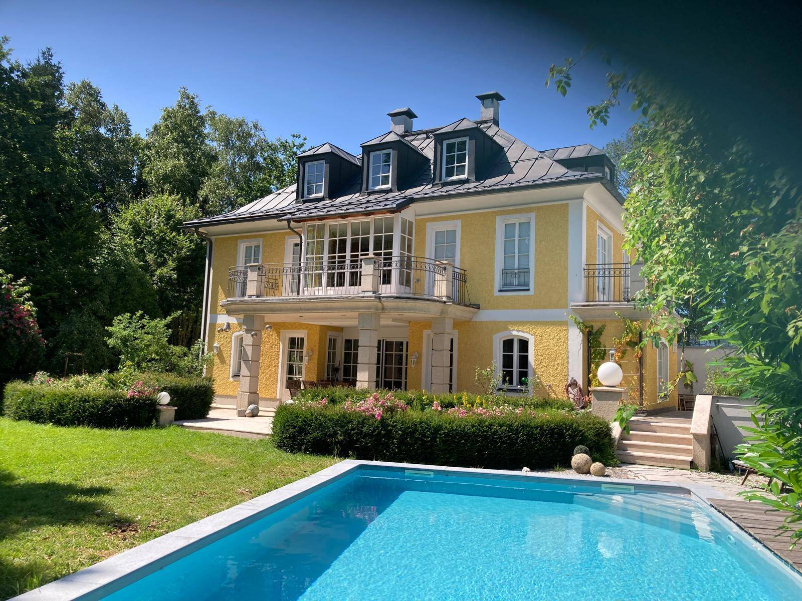 Elegante Villa mit großem Pool, weitläufigem Garten und sonniger Terrasse.