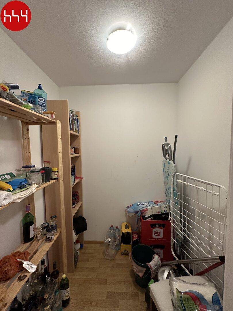 Praktischer Abstellraum mit Regalen für Vorräte und Haushaltsgeräte.
