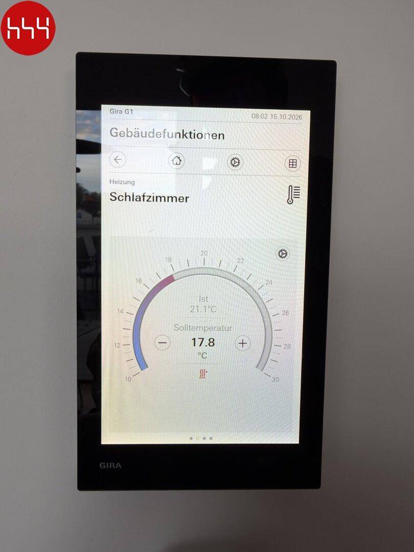 Smart-Home-Bedienfeld zur Steuerung der Gebäudefunktionen und Heizung im Schlafzimmer.