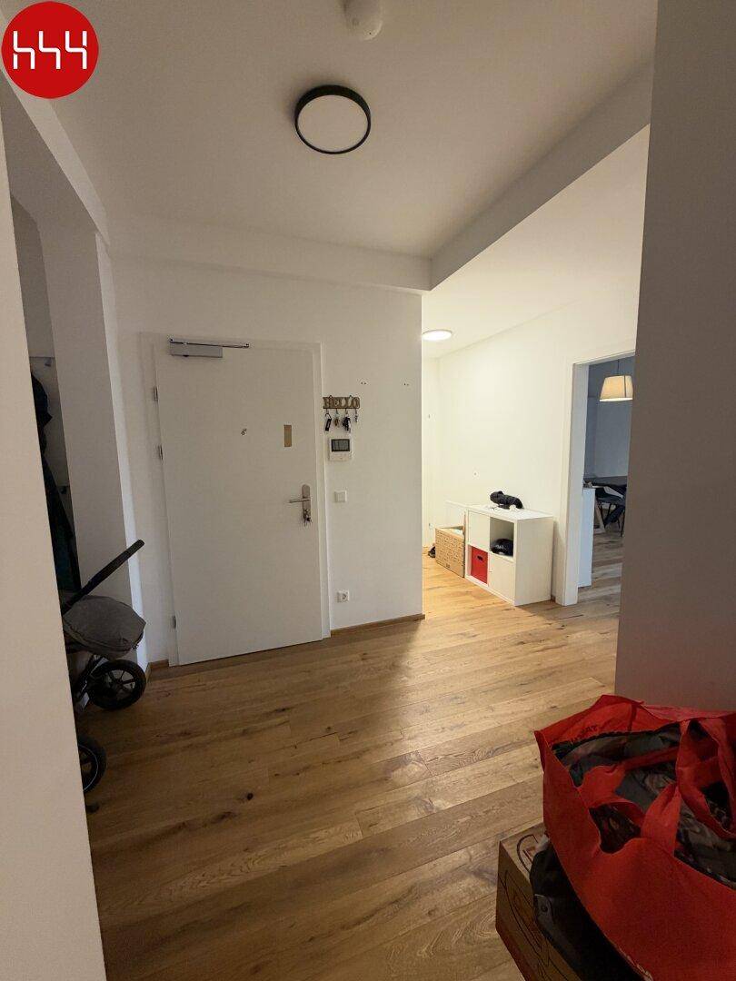 Heller Eingangsbereich mit Holzboden und Zugang zu den weiteren Räumen der Wohnung.